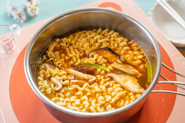 韓国インスタントラーメン作り