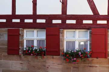 Fototapeta na wymiar Fachwerk, Fenster, Blumen, Balkonblumen, alt, Fensterladen
