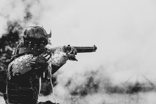 火縄銃を射撃する鎧武者