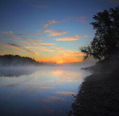 Obraz premium beautiful fog sunrise on river