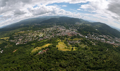 Naklejka premium Baden Baden von oben im Schwarzwald