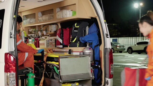 ambulance paramedic staff are helping to provide first aid to the accident victims in a hurry to bring them to the hospital in time.
