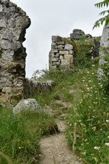 ruines de château médiéval en haute montagne