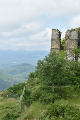ruines de ch&acirc;teau au sommet d'une montagne en france