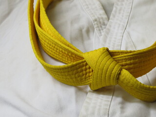 Uniforme de artes marciales con cinturón amarillo