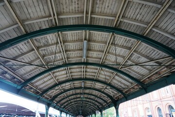 Bahnhofsrundbogendach über Gleis aus Holz und Stahl 