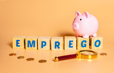 Emprego. A palavra emprego na linguagem português brasileiro escrita em cubos de madeira. Um...