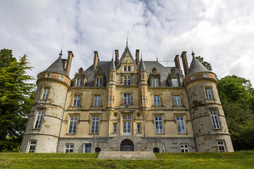 Château de la Roche Bagnoles par un temps nuagueux - obrazy, fototapety, plakaty