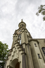 Fototapeta na wymiar Façade et clocher de l'Église du Sacré-Cœur de Bagnoles-de-l'Orne