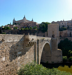 Obraz premium The Alcantara bridge, with the Alcazar of Toledo in the background. Castilla La Mancha, Spain.