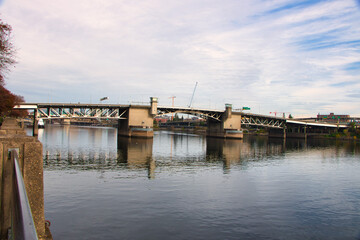 Fototapeta na wymiar drawbridge over the river in portland