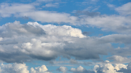 Malownicze chmury i obłoki na niebie. Niebieski, błękitny, biały, szary.