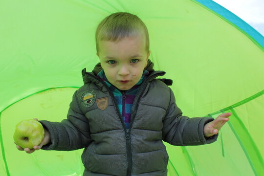 enfant sous unr tente de camping