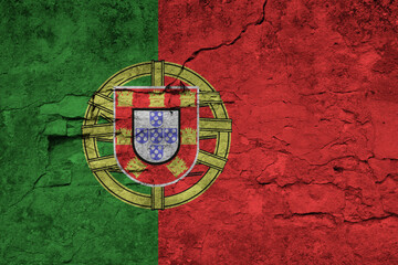 Obraz premium Patriotic cracked wall background in colors of national flag. Portugal