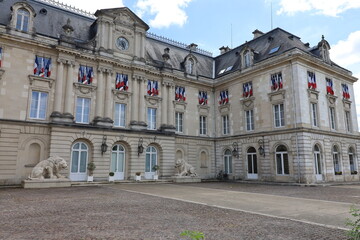 Obraz premium La prefecture de l'Aube, vue de l'extérieur, ville de Troyes, département de l'Aube, france