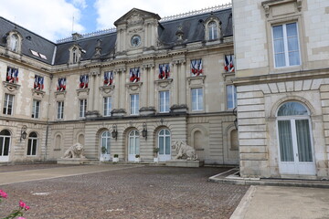 Obraz premium La prefecture de l'Aube, vue de l'extérieur, ville de Troyes, département de l'Aube, france