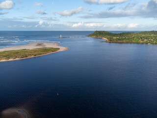 Obraz premium Sandbar separating river and sea in the midst of nature - Itacaré, Bahia, Brazil