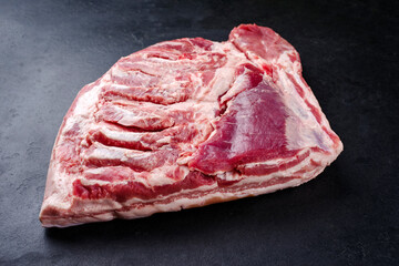 Traditionelles rohes Duroc Schweinebauch Fleisch Stück ohne Knochen angeboten als close-up auf...