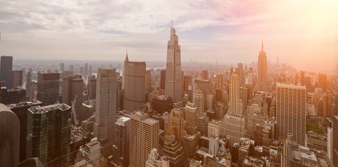 Vue panoramique aérienne sur Manhattan à New York au coucher du soleil ou au lever du soleil. Lumière dorée sur les gratte ciels