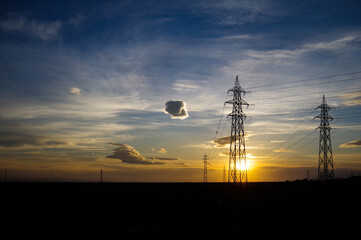 明け方の鉄塔と日の出