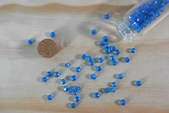 Frascos de vidrio con canutillos