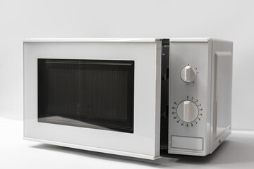 Obraz premium New modern microwave oven on light background