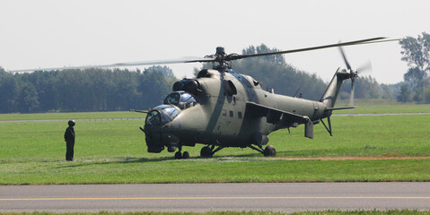 wojskowy helikopter MI 24 stacjonujący w bazie