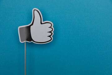 thumb up symbol and photo booth prop in front of blue background - daumen hoch symbol einer fotobox...