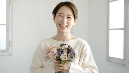 花束を持つ女性