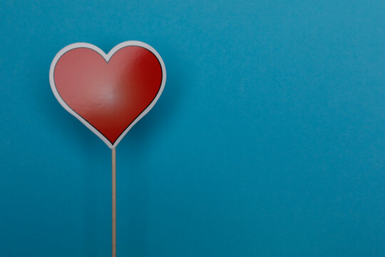 heart as a photo prop in front of a blue background - herz als fotorequisite vor blauem hintergrund