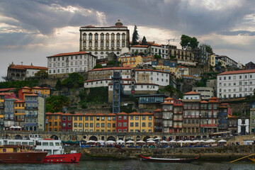 Vista general de la ciudad de Porto en Portugal, edificios antiguos al lado del río Duero - obrazy, fototapety, plakaty