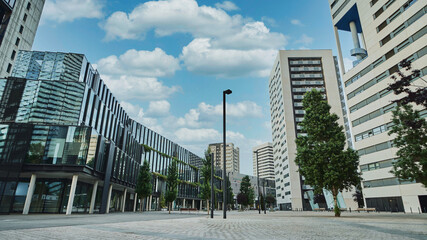 Obraz na płótnie Canvas Espacio urbano vacío con edificios varios en la ciudad