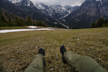 Wanderer Pause in den Bergen mit Schnee