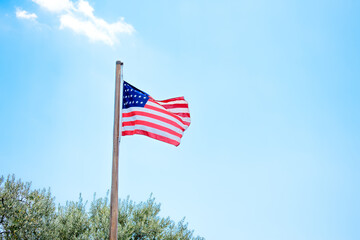 青空にはためくアメリカの国旗、星条旗