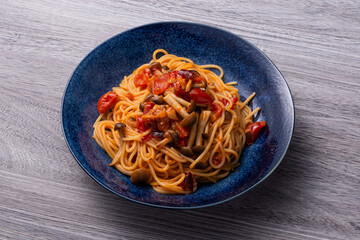 キノコのトマトソースパスタ