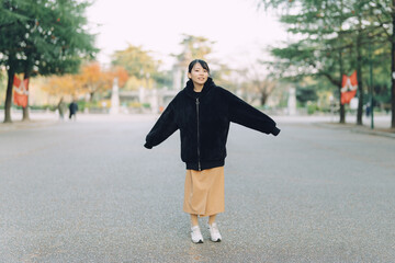 愛知県名古屋市の鶴舞公園を散歩している若い女性 Young woman walking in...