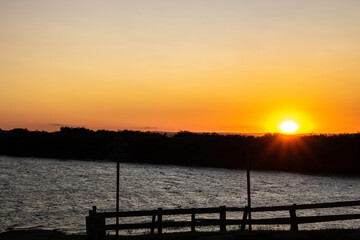 Obraz premium view of sunset in the Jurumirim lake dam water reservoir in Avare, state of Sao Paulo