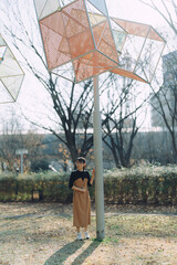 愛知県名古屋市の白川公園を散歩する若い女性 Young woman walking in Shirakawa...
