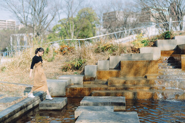 愛知県名古屋市の白川公園を散歩する若い女性 Young woman walking in Shirakawa...