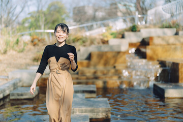 愛知県名古屋市の白川公園を散歩する若い女性 Young woman walking in Shirakawa Park, Nagoya, Aichi, Japan. 