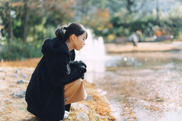 愛知県名古屋市にある庭園で散歩をする若い女性 Young woman taking a walk in a garden in Nagoya, Aichi, Japan. 