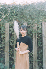 愛知県名古屋市にある庭園で散歩をする若い女性 Young woman taking a walk in a...