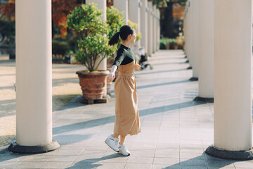 愛知県名古屋市にある庭園で散歩をする若い女性 Young woman taking a walk in a...