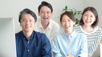 カメラ目線で大きく笑う日本人4人