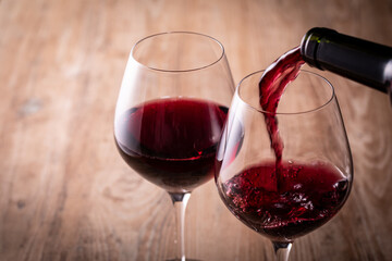 赤ワインを注ぐ