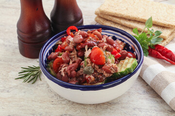 Tuna salad with bean and tomato