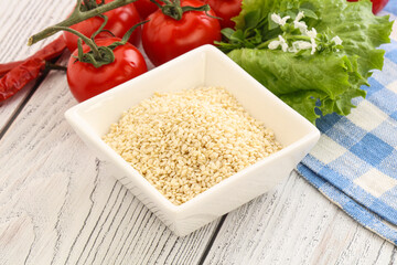 Raw sesame seeds in the bowl