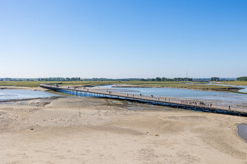 Vue sur le pont-passerelle et de l'embouchure du Couesnon depuis le Mont Saint-Michel