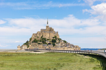 Vue sur le Mont Saint-Michel depuis le pont-passerelle