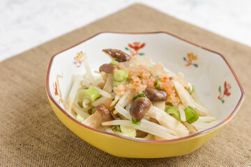 モヤシとエリンギと鱈子の和え物